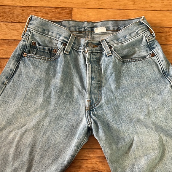 2000s Light Wash Levi’s 501s - Picture 2 of 10